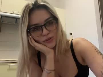 white_kitty_