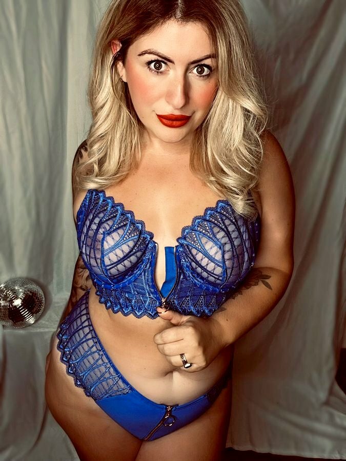 Curvy british milf loves to pose and tease — 33