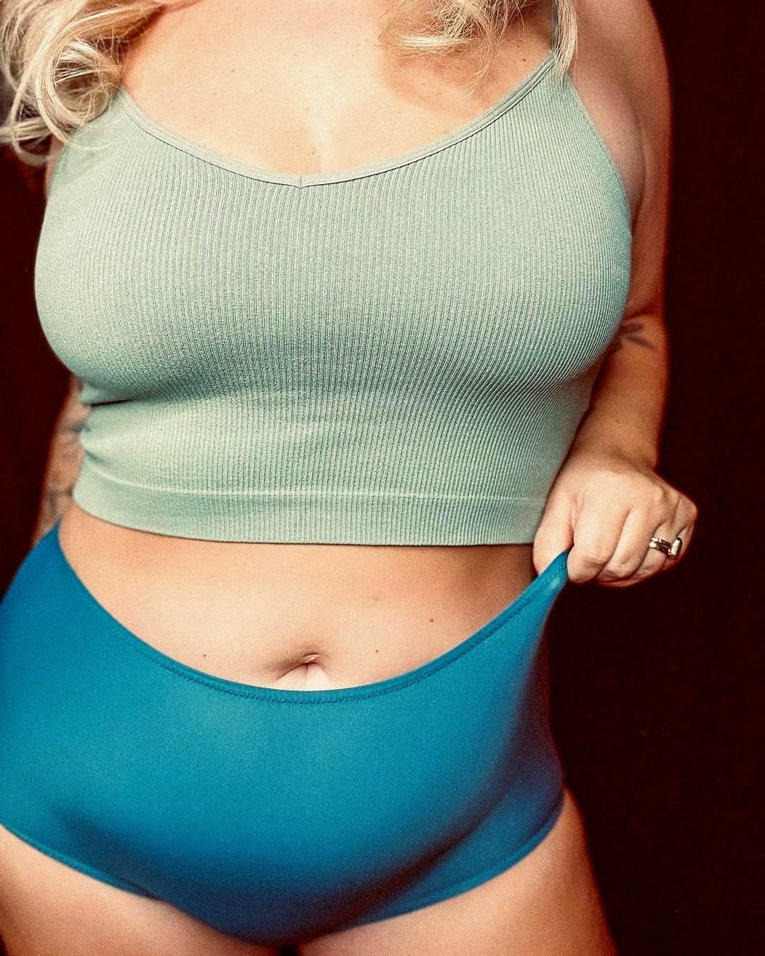 Curvy british milf loves to pose and tease — 7